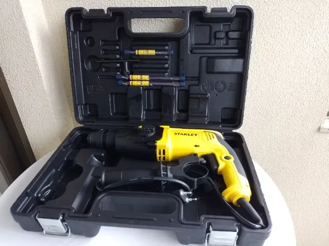 Vendo Furadeira de impacto 800W. Marca STANLEY