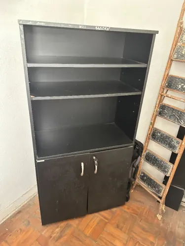 Armário de MDF preto