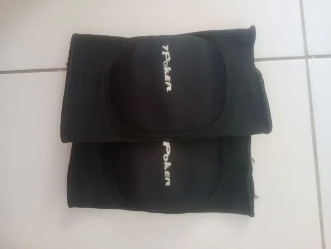 Vendo um par joelheira de vôlei e handebol por apenas 80,00 sime nova apenas 3 dias de uso