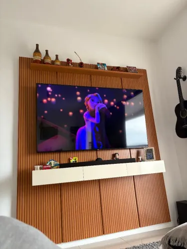Painel de TV Ripado com Prateleira - Moderno - Excelente Estado ?