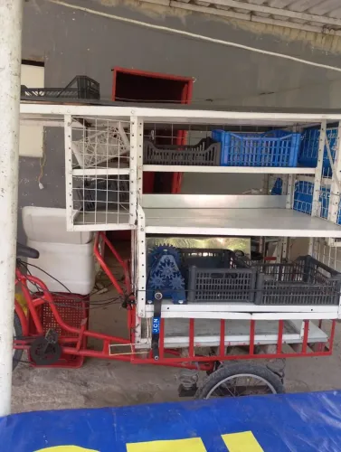 Comércio Volante contendo um Triciclo equipado com rodinha e alguns itens para dar negocio