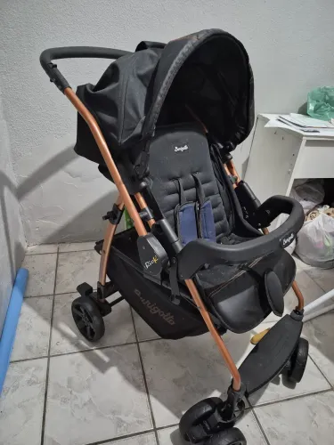 Carrinho de bebê com bebê conforto - Burigotto