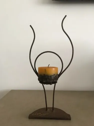CASTIÇAL ESCULTURAL EM FERRO - PEÇA DE ARTISTA ASSINADA -35CM