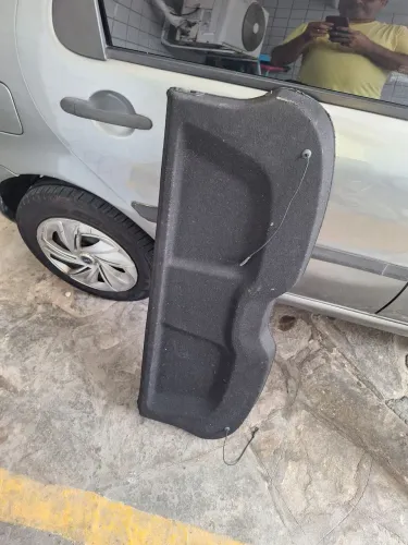 Bagagito Ford fiesta sedan provavelmente.