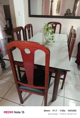 Mesa em madeira seminova