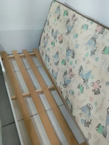 Cama montessoriana infantil