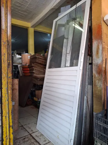 PORTA DE ALUMÍNIO COM VIDRO 