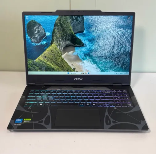 Notebook MSI Cyborg 15 - RTX 5060 8GB / Intel Core i7 240H / 16GB DDR5 (Aceito Trocas)