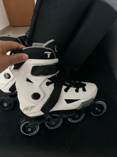 PATINS REVOLT BRANCO - 80MM ABEC-9