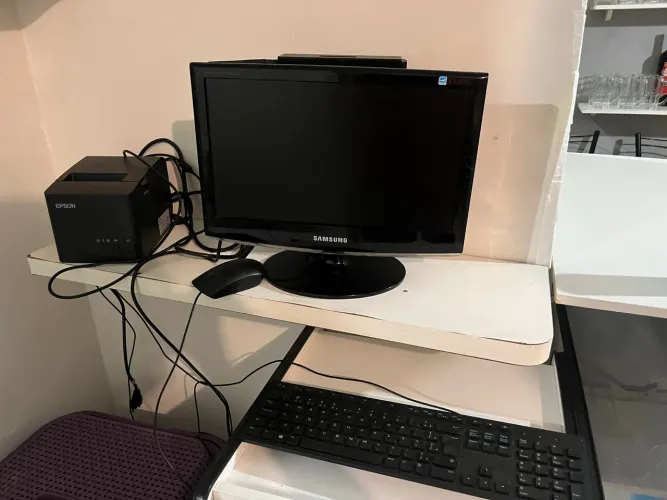 Computador de escritório com mini impressora 