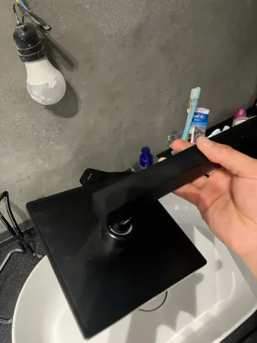 Chuveiro Com Braço De Parede Flow Preto Matte Celite 15x15cm