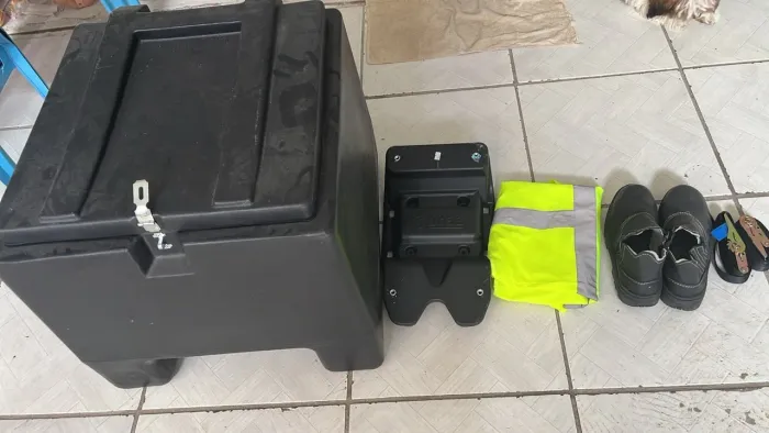 Baú com suporte universal nunca usado ideal para entregas da shopp