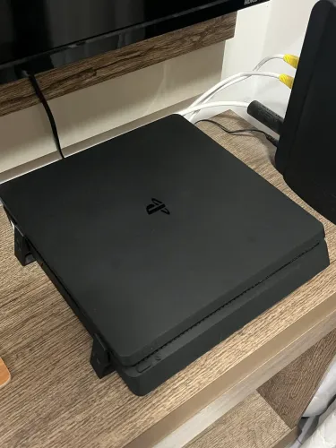 Ps4 slim 1Tb + 2 controles + 11 jogos
