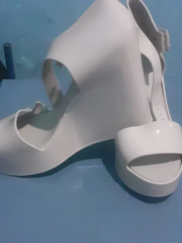 sandália Melissa Mar Wedge na cor creme. 