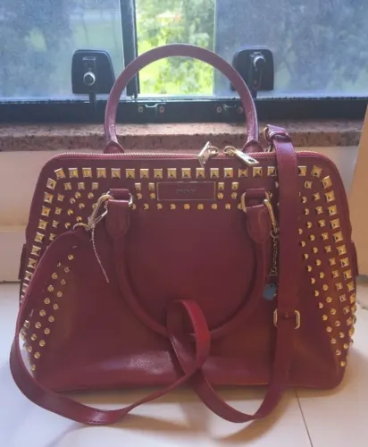 Bolsa DKNY original - couro vermelho com detalhes em metal