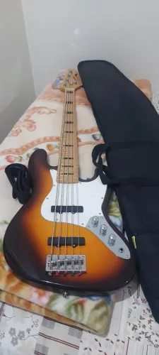 Baixo 5 cordas novo