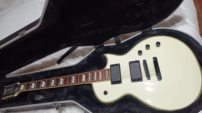 Guitarra ESP LTD EC 401 c/ case - olympic white captação EMG