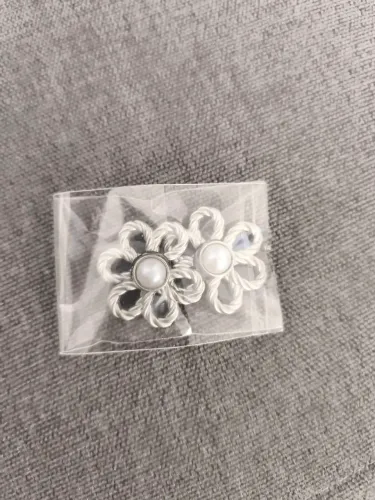 Broches para ajuste de calça tipo flor.