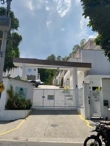 Casa de condomínio para aluguel com 160 metros quadrados com 3 quartos