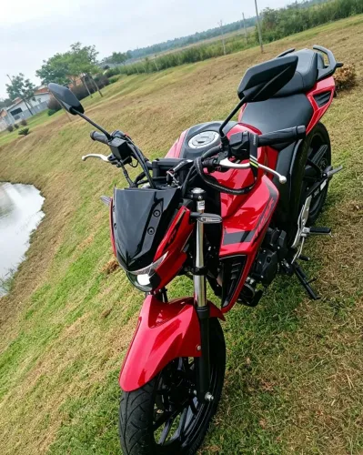 Yamaha FZ25 com 3.400 km