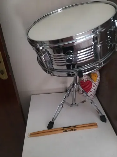 Vendo uma caixa de bateria com tripe e baquetas