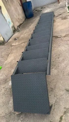 Escada de ferro com patamar e corrimão tamanho 4.90 x 70 com 14 degraus antiderrapante
