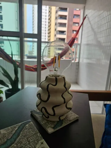 Luminária de mesa em cerâmica