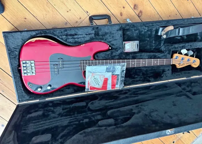 Baixo Fender Precision Nate Mendel Signature com case fender FF