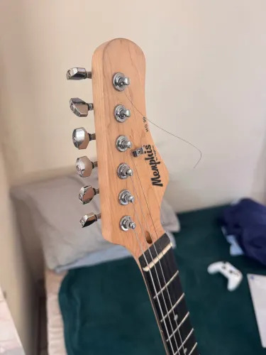 Guitarra elétrica memphis semi nova !