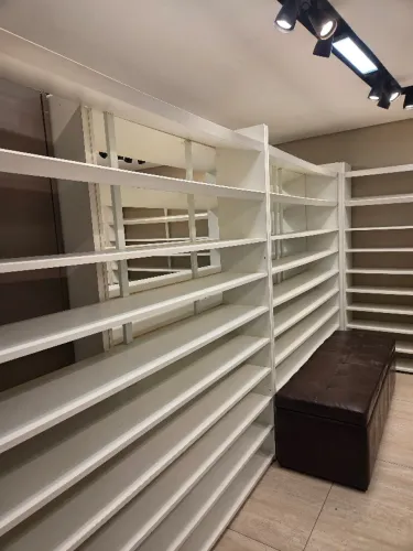 Móveis, estantes e luminárias para loja