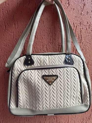 Bolsa feminina bege com textura - espaçosa e versátil