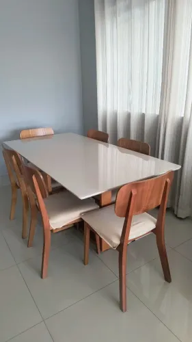Mesa de jantar com 06 cadeiras