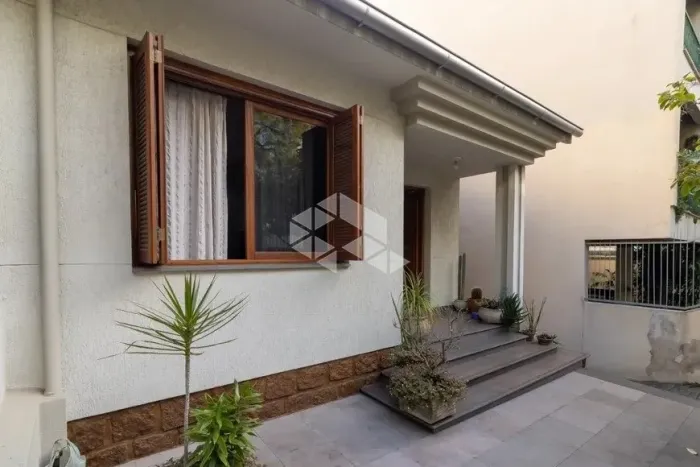 Ampla casa na Felicissimo de Azevedo, muito bem cuidada e conservada.