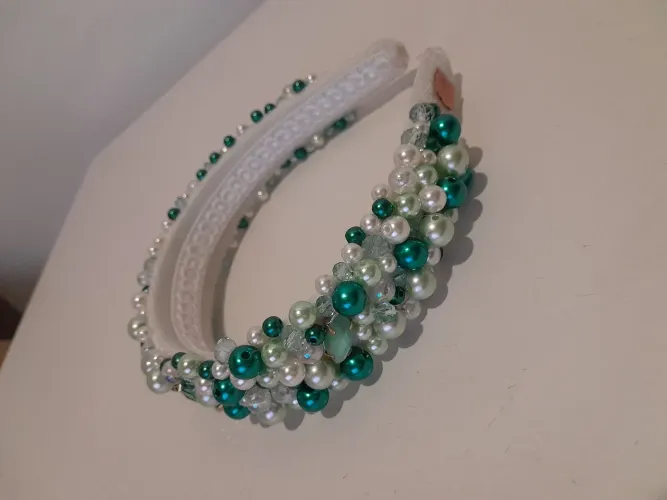 Tiara pérolas verde - feita à mão