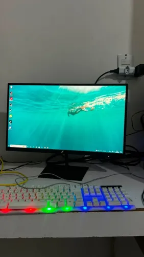 pc gamer com monitor, teclado e mouse