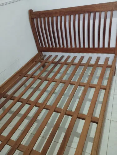 Cama de casal de madeira maciça 