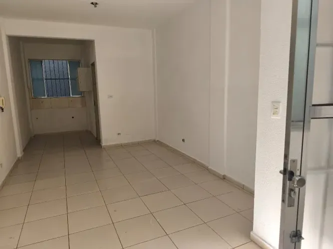 Alugo quitinete com um cômodo grande na zona 05, Maringá PR.