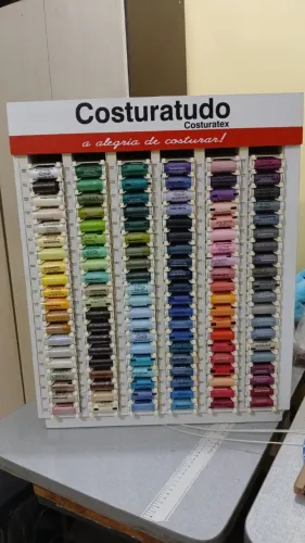 expositor de linhas costuratudo