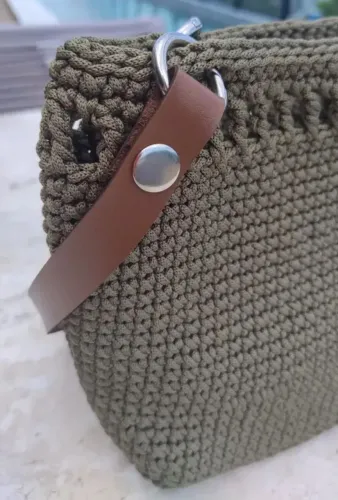 Bolsa em crochê com alça de couro