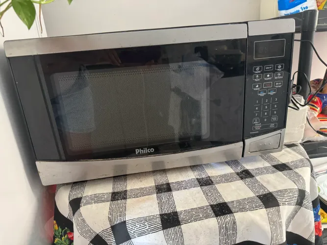 Micro-ondas Philco funcionando, porém painel/teclas numéricas apresentam defeito.