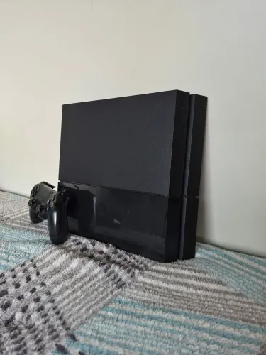 VENDO PS4 FAT+ 3 jogos físicos + 9 jogos digitais.