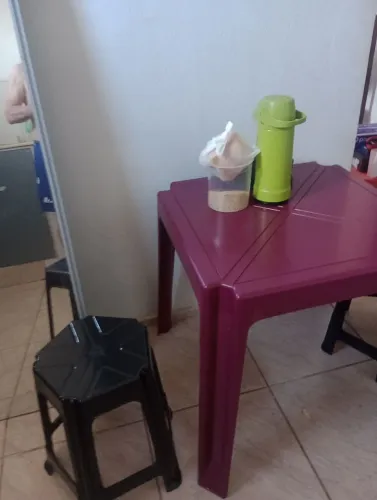 Vendo mesa com bancos novos
