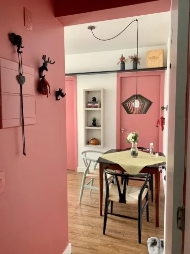 Mesa e Cadeiras Wishbone 2 pretas e 1 verde menta