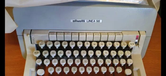 Máquina de escrever Olivetti Linea 98