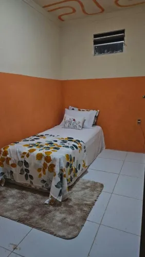 Quarto pôr do sol mercearia e ônibus na porta 