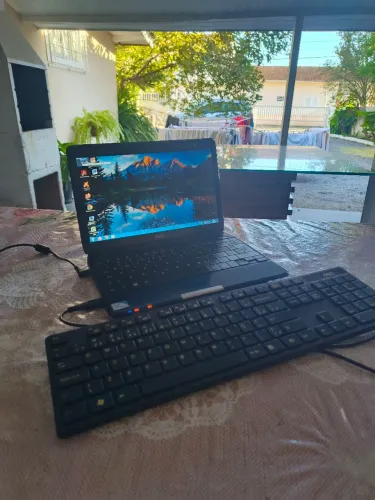 Netbook com 4gb memória, teclado USB, carregador original, tela de 10.1 led.