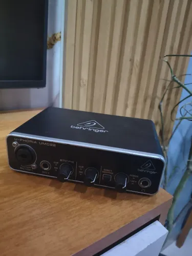 Interface de áudio Behringer UMC22 U-PHORIA