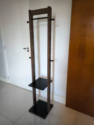 Mancebo/cabideiro de chão