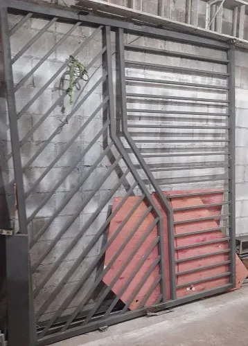 3 Portão de Ferro garagem,social e serviço