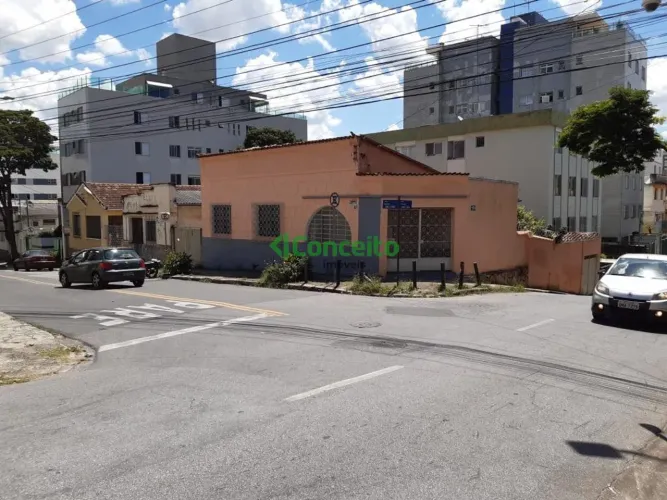 Casa antiga com uma ótima localização, perto do centro comercial, padarias ,e linha de ôni